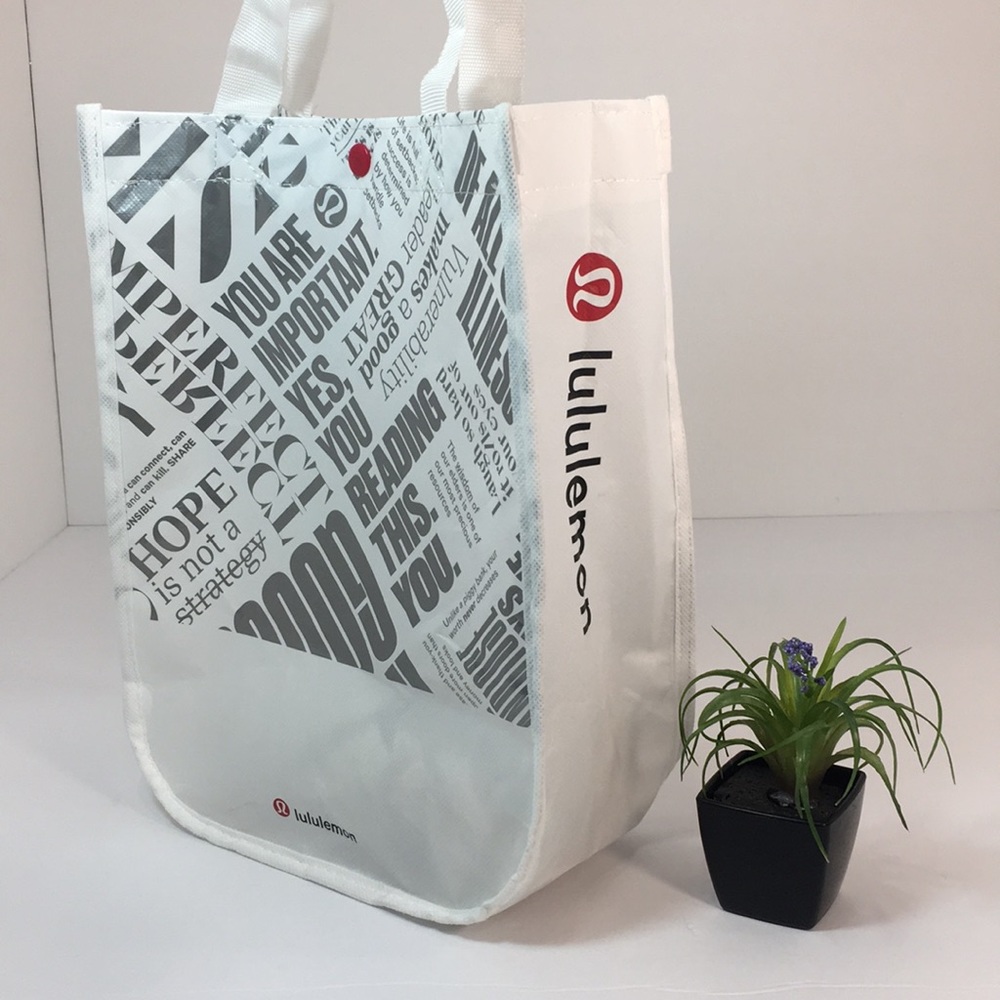 🤍NWOT🤍LULULEMON🤍WHITE & SILVER REUSABLE  BAG - Picture 9 of 15
